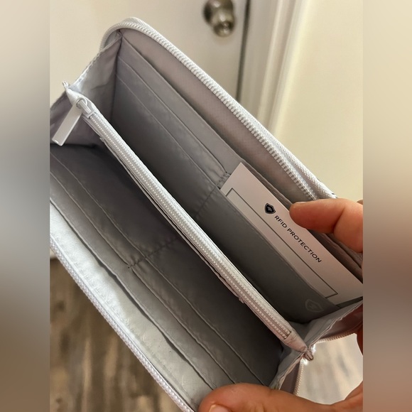 Water/RFID protected patterned Vera Bradley wallet - Picture 4 of 4